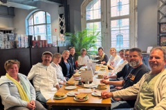 praxisausflug-hamburg-fruehstueck-teamfoto-zahnarzt-alam